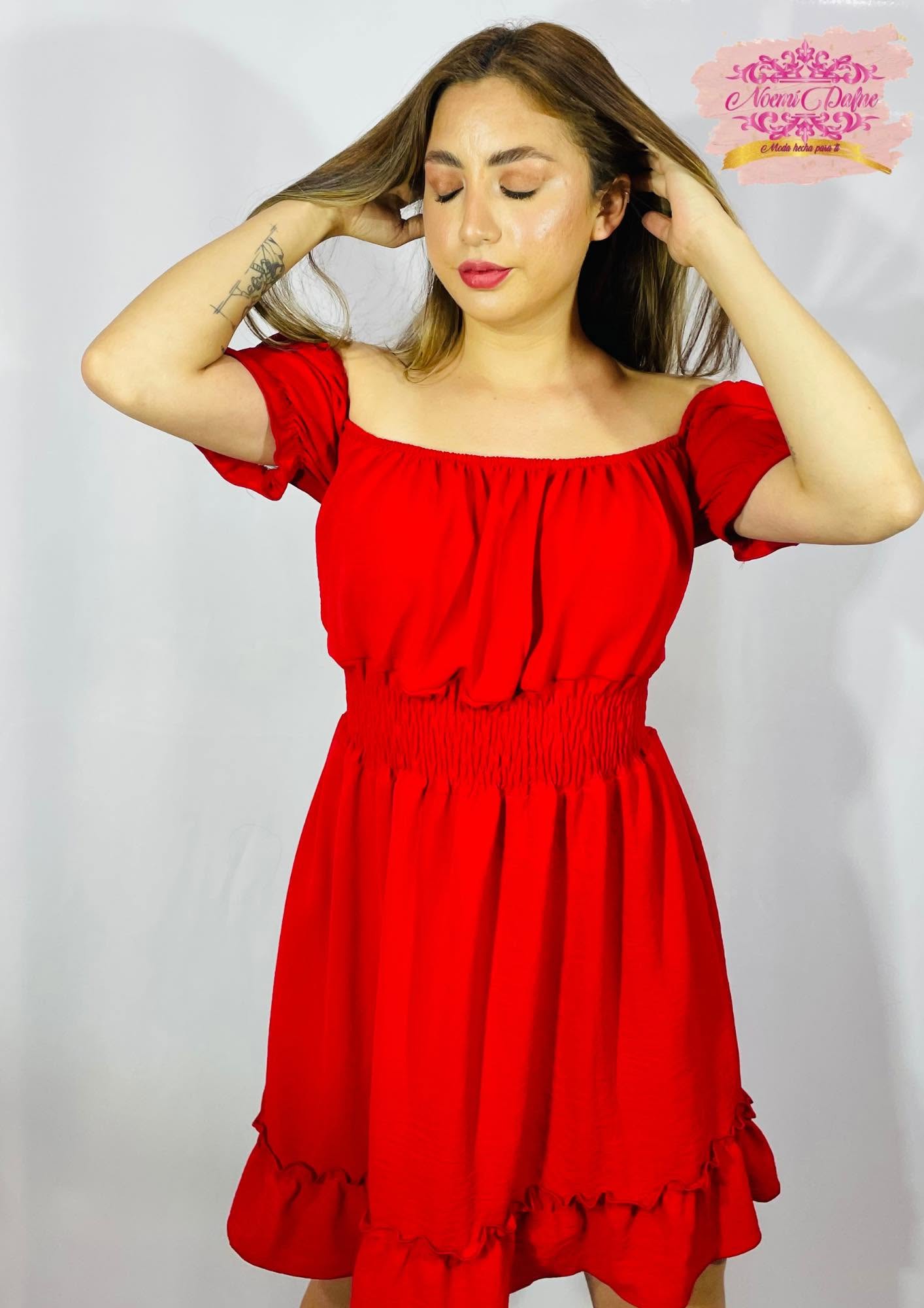 Vestido corto campesino de hombros descubiertos con smock y olán