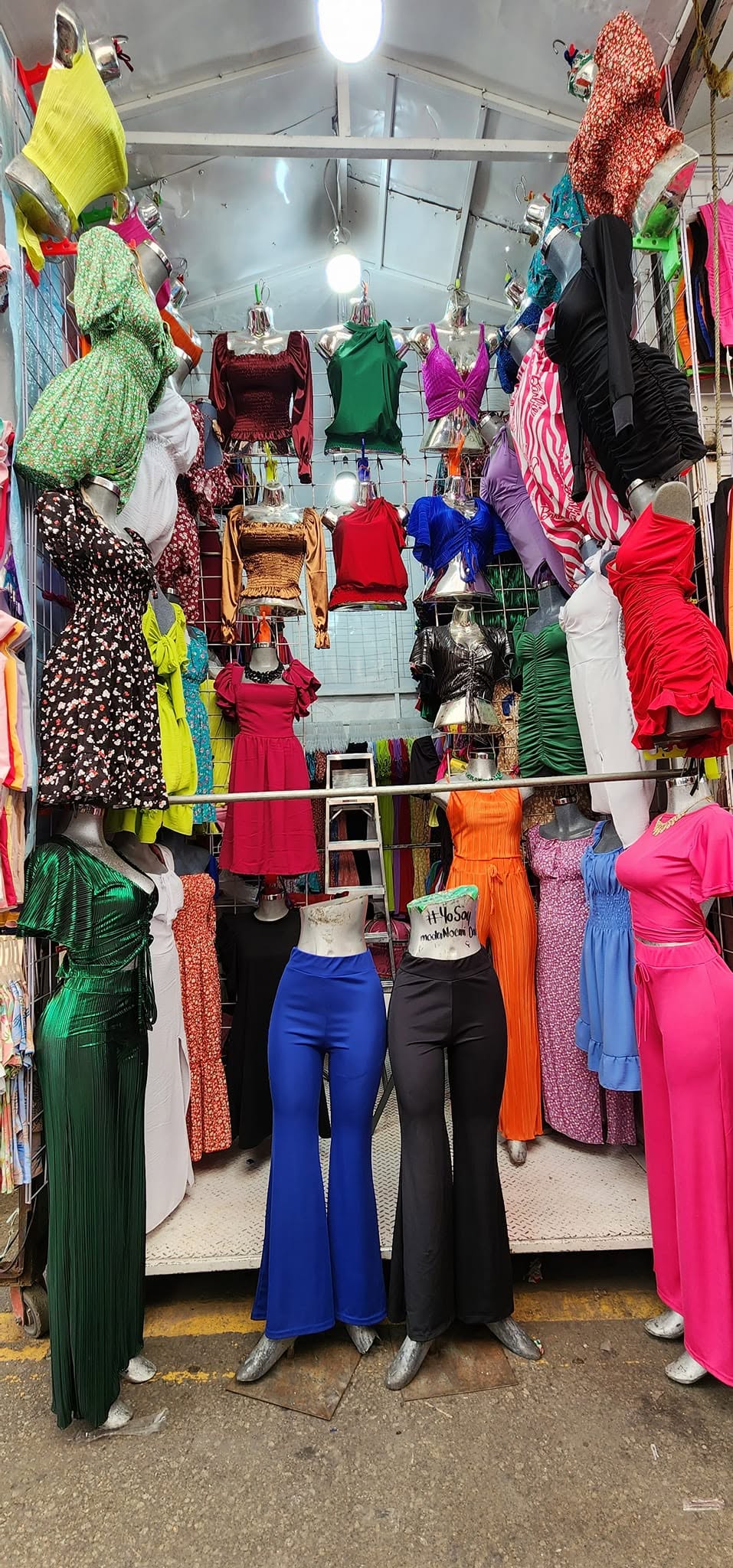 Conjunto plisado: top de tirantes con amarre y pantalón amplio