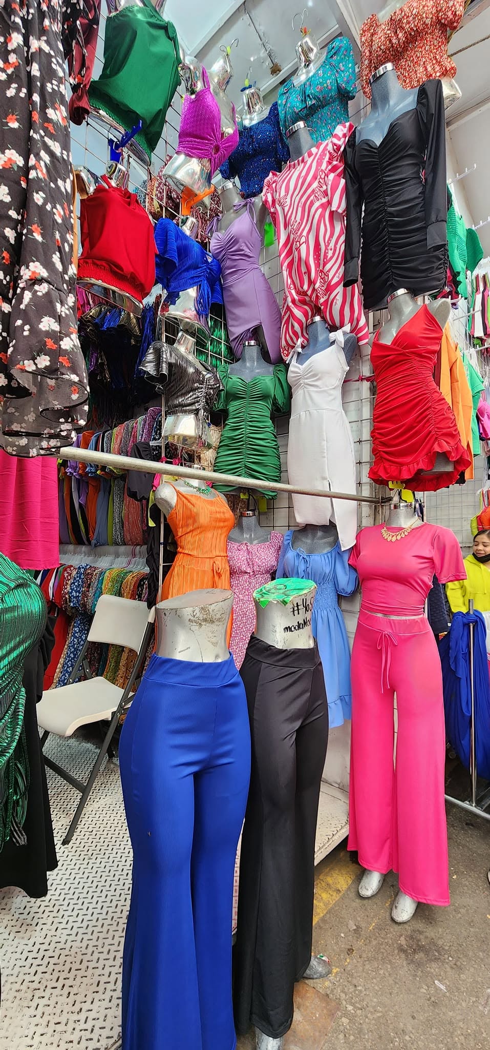 Conjunto de top corto de manga corta y pantalón acampanado