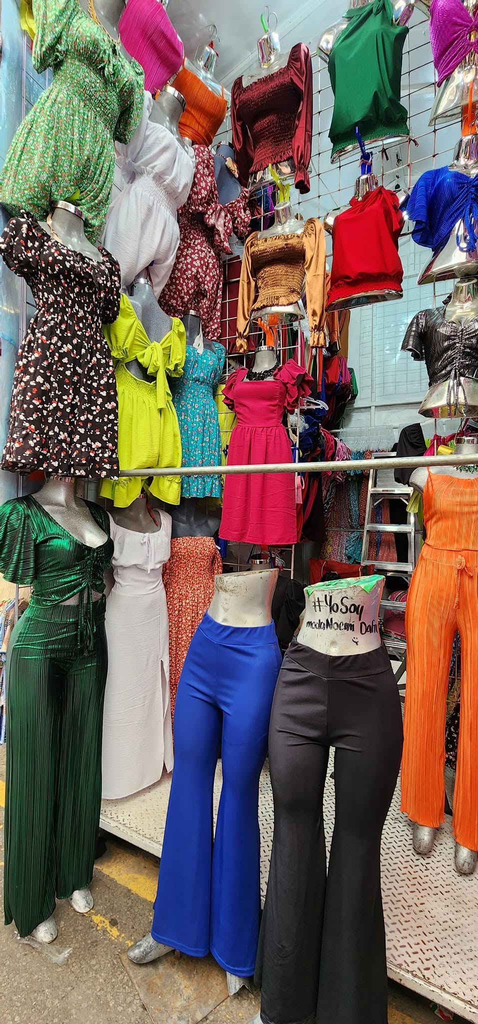 Conjunto plisado: top de tirantes con amarre y pantalón amplio