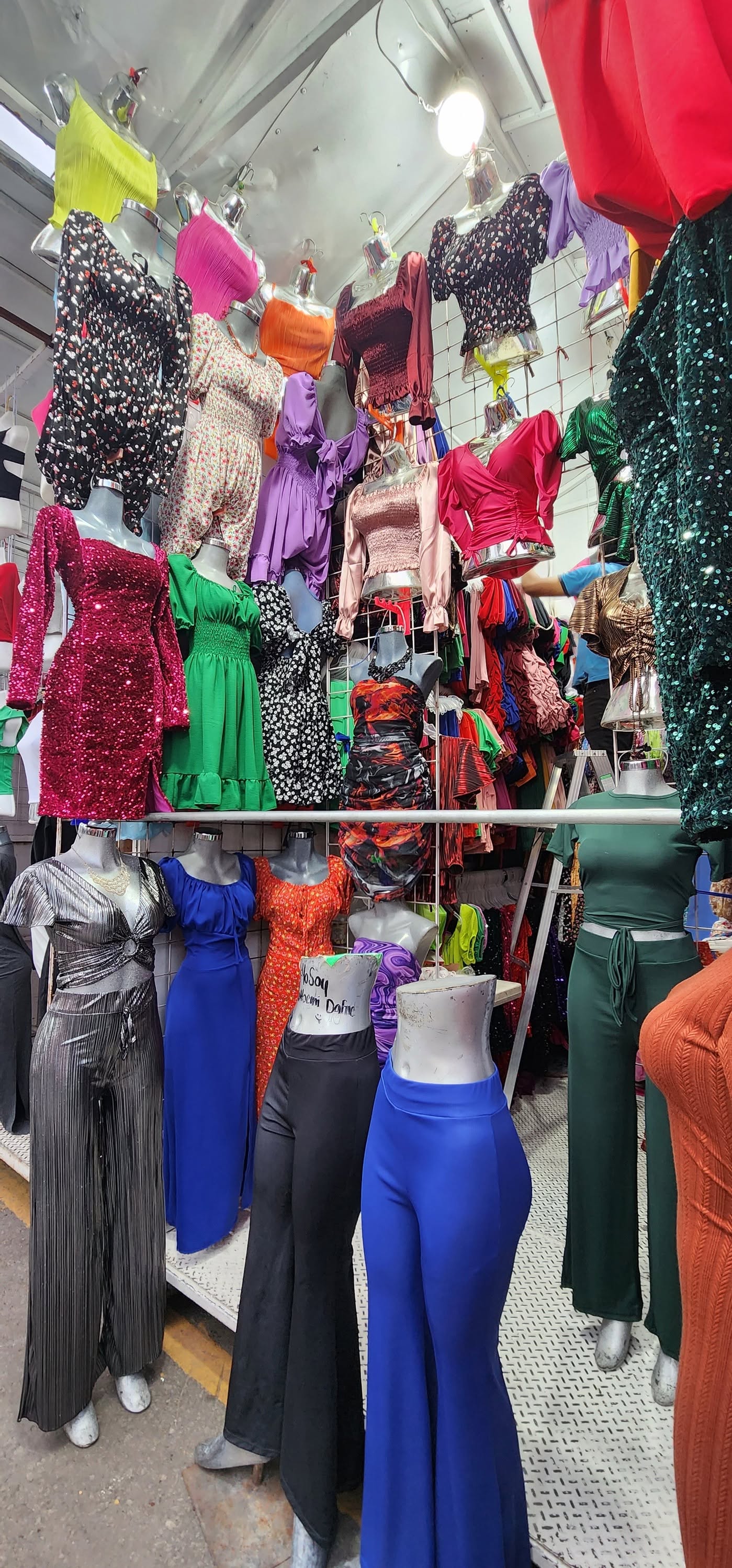 Conjunto plisado metálico con argolla y pantalón amplio