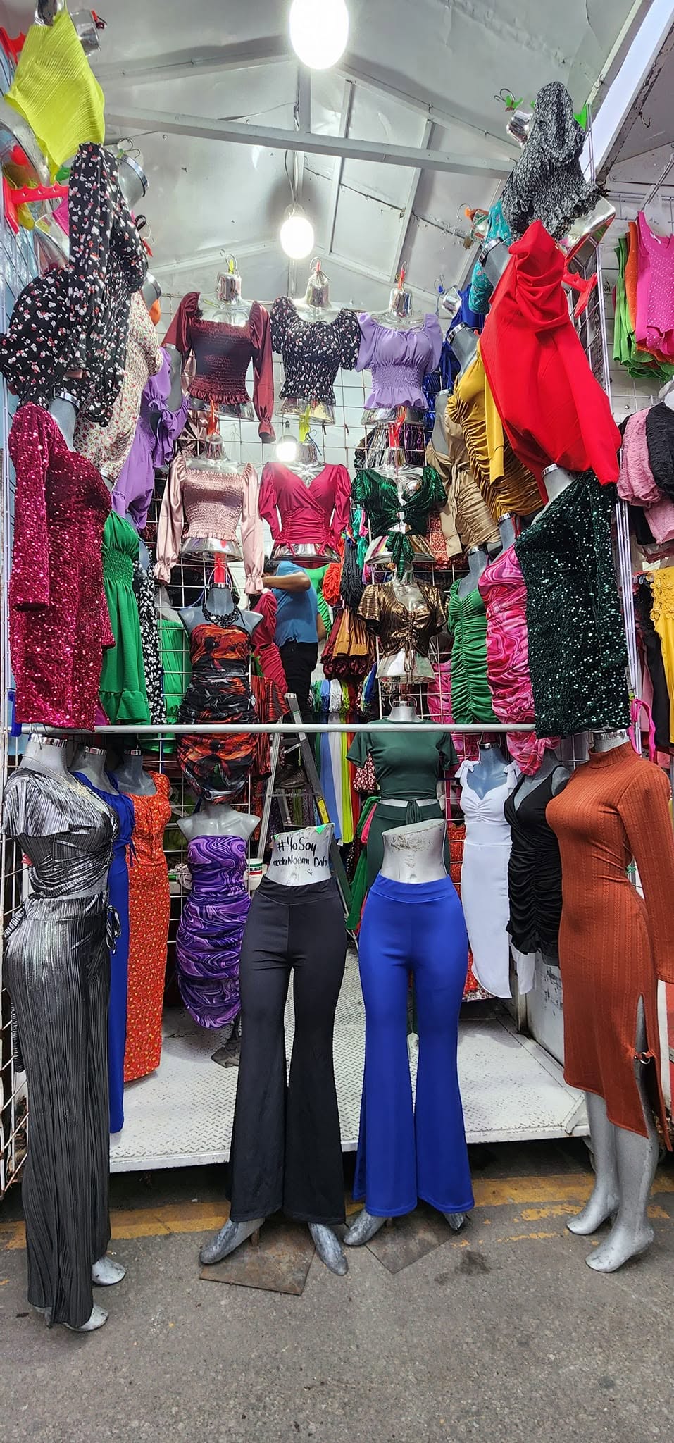 Conjunto plisado metálico con argolla y pantalón amplio