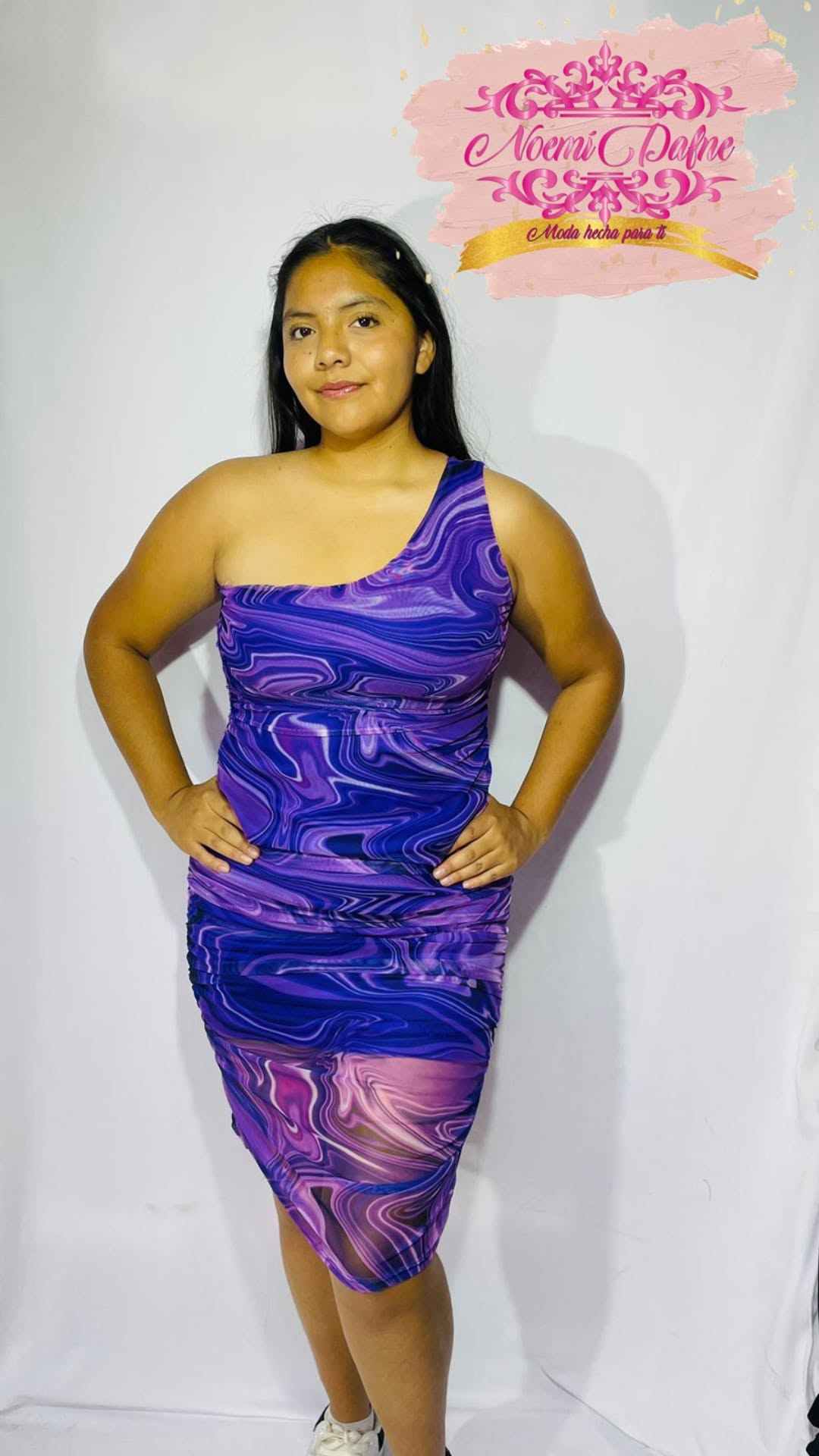 Vestido corto asimétrico de un hombro estampado marmoleado