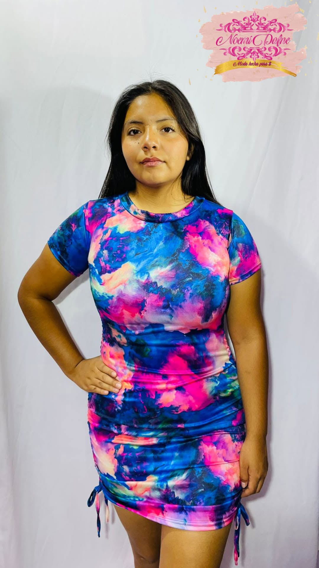 Vestido corto de manga corta con doble jareta lateral