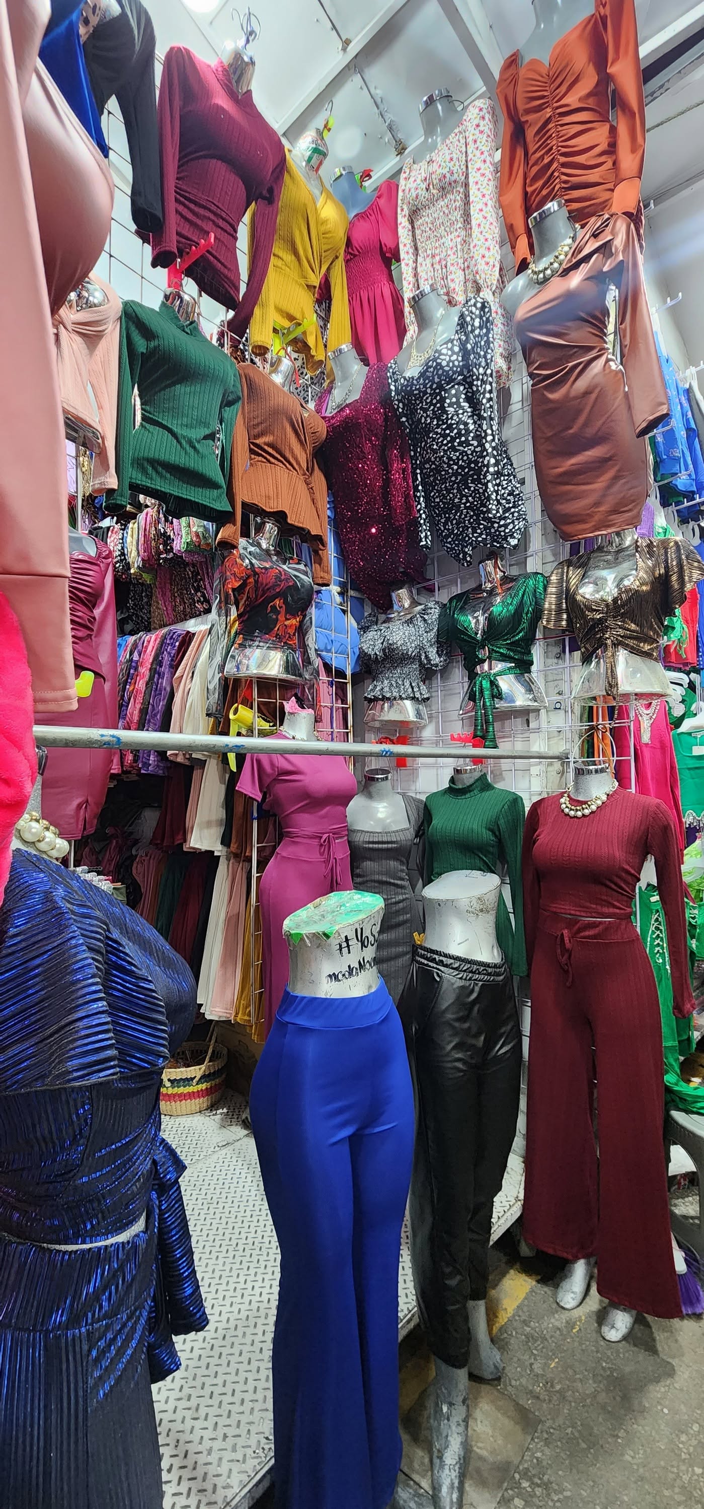 Vestido midi en rib de manga larga con abertura