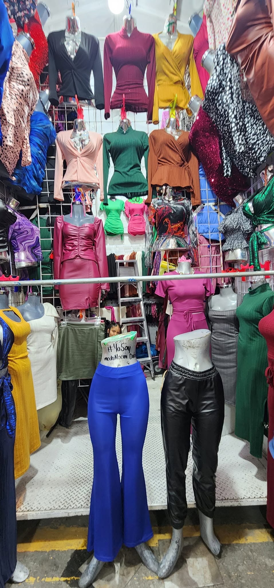 Pantalón acampanado de piel sintética