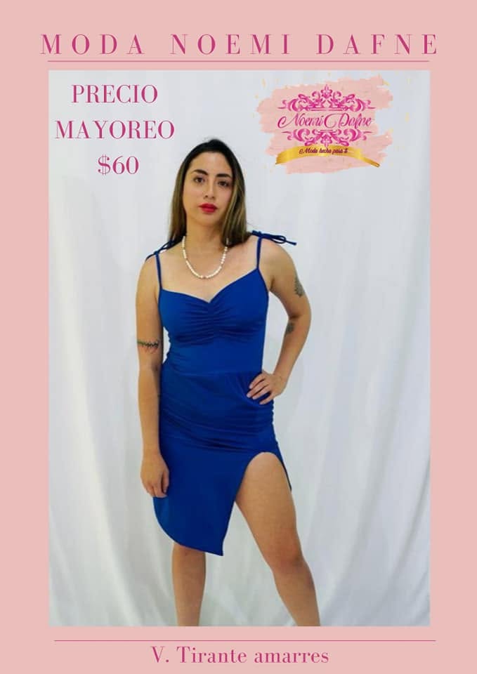 Vestido corto fruncido de tirantes con amarres y abertura