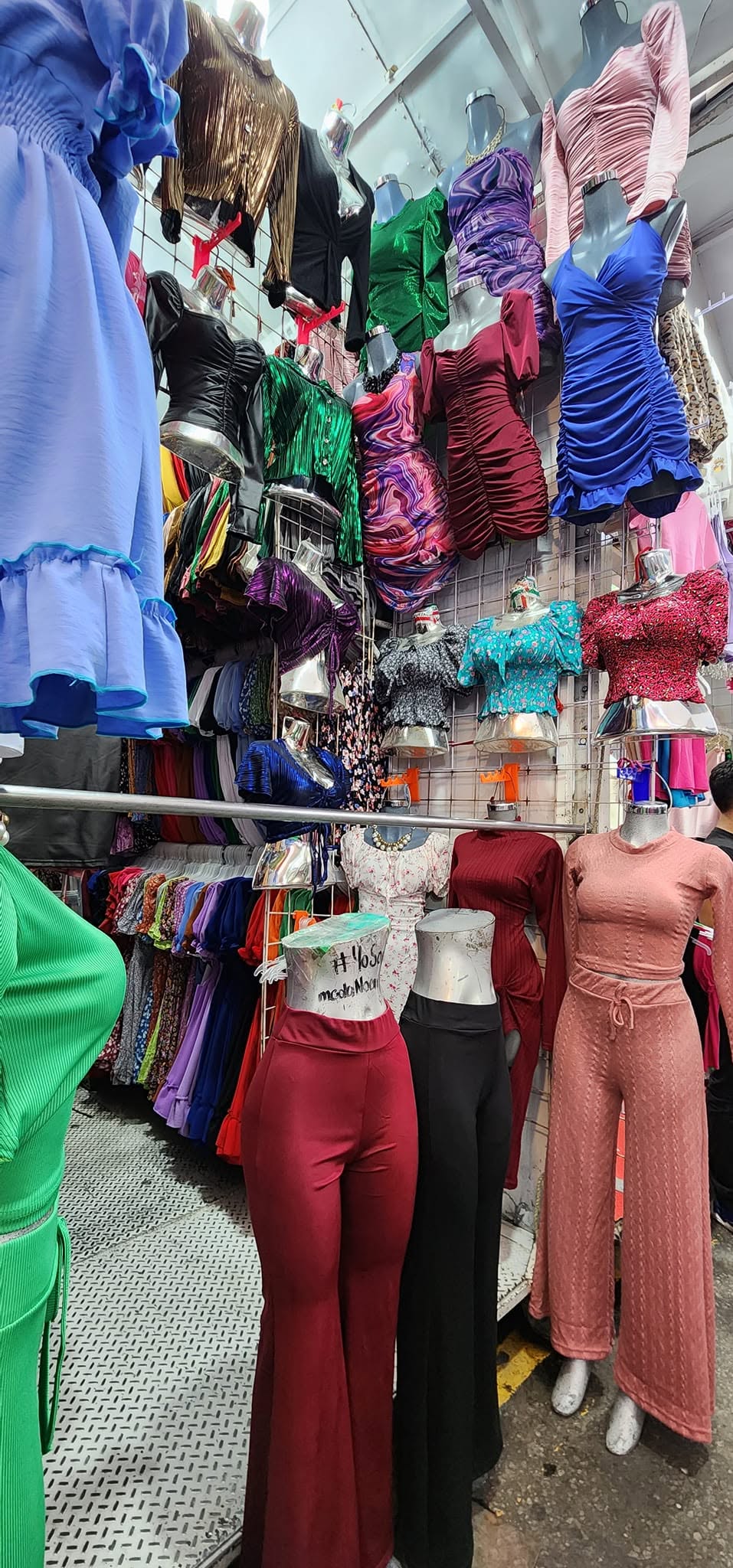 Blusa plisada metálica de botones y manga larga