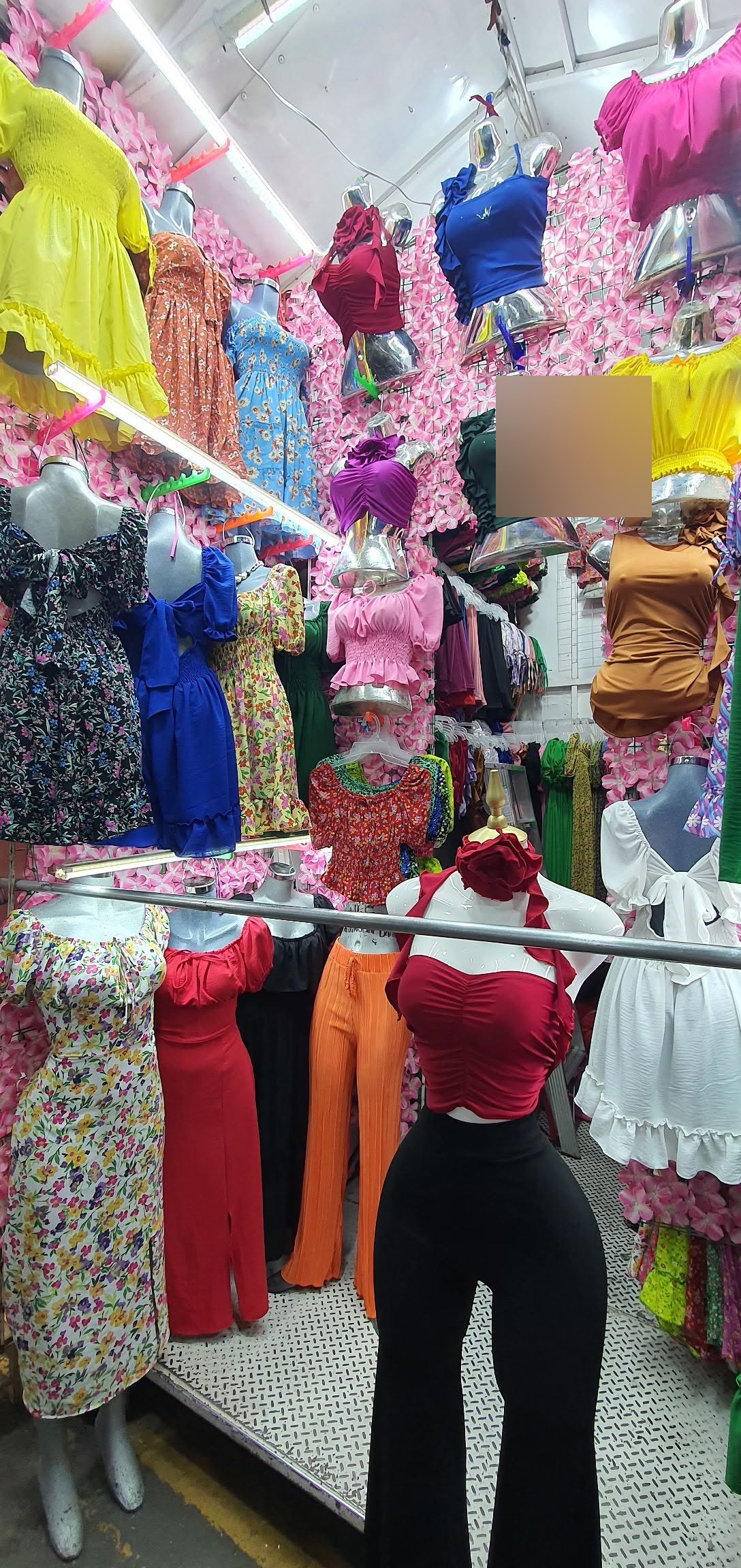 Top halter fruncido con flor en el cuello