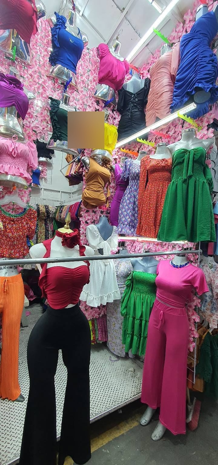 Top halter fruncido con flor en el cuello