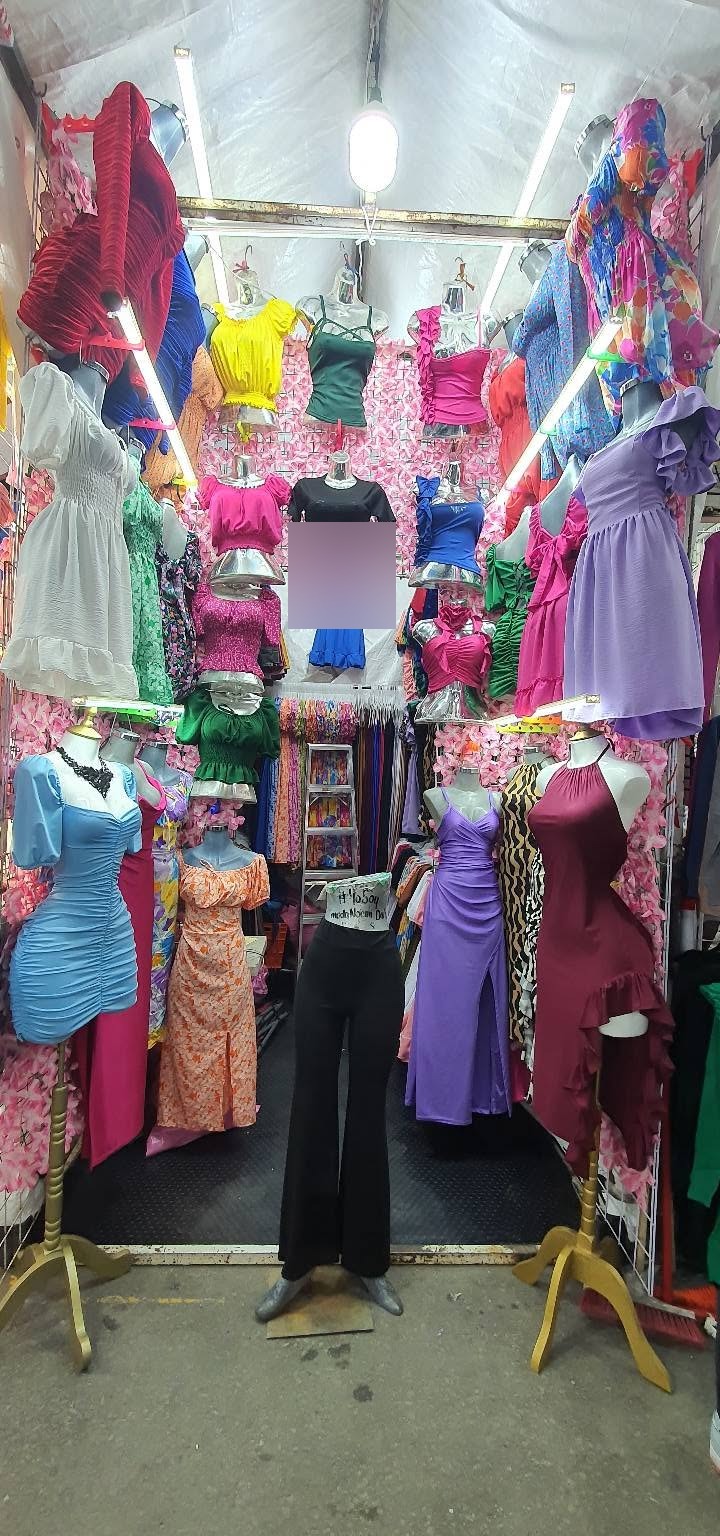 Vestido largo halter con olán en la abertura