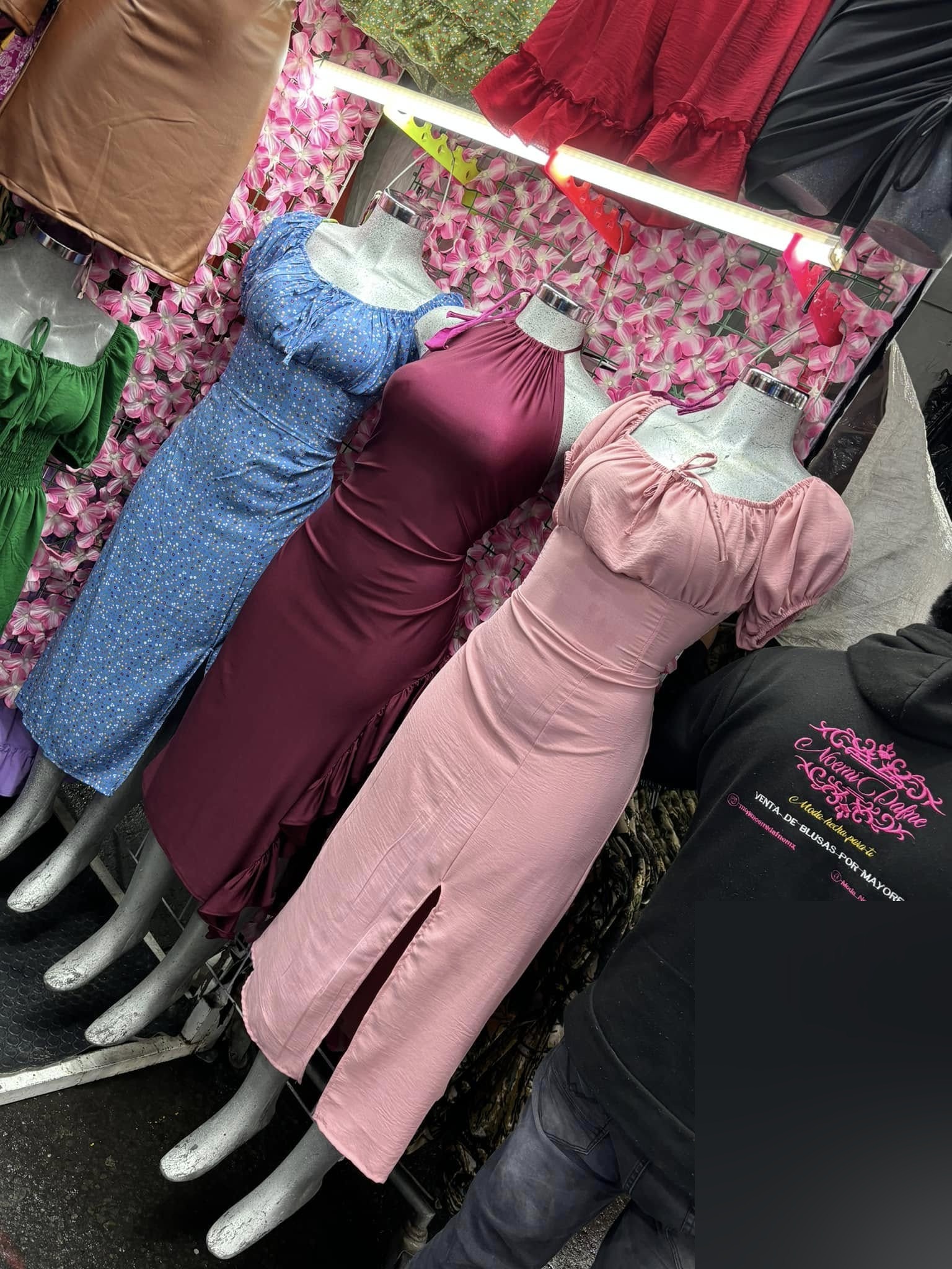 Vestido midi satinado halter fruncido con abertura