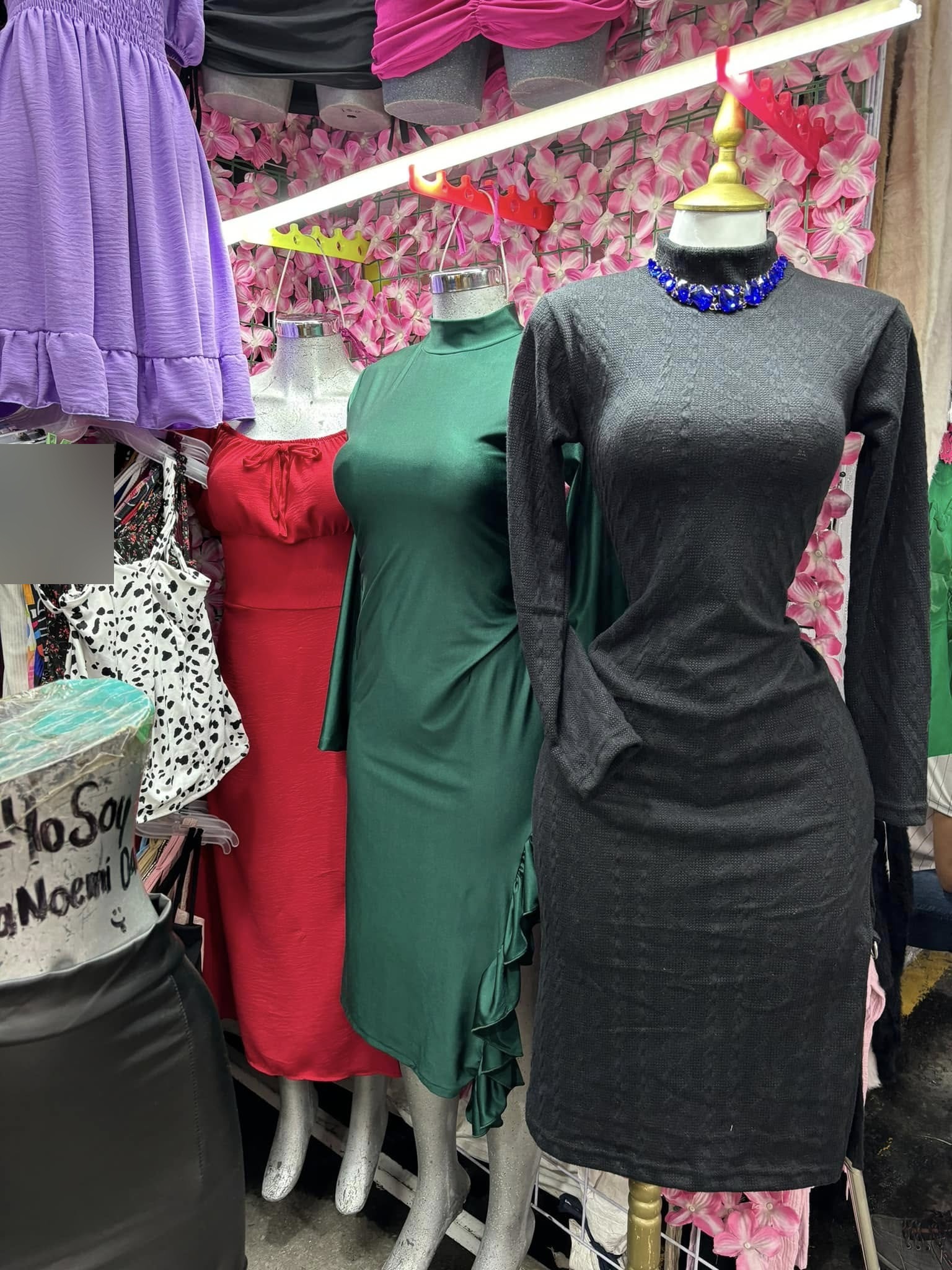 Vestido midi tejido de manga larga con abertura