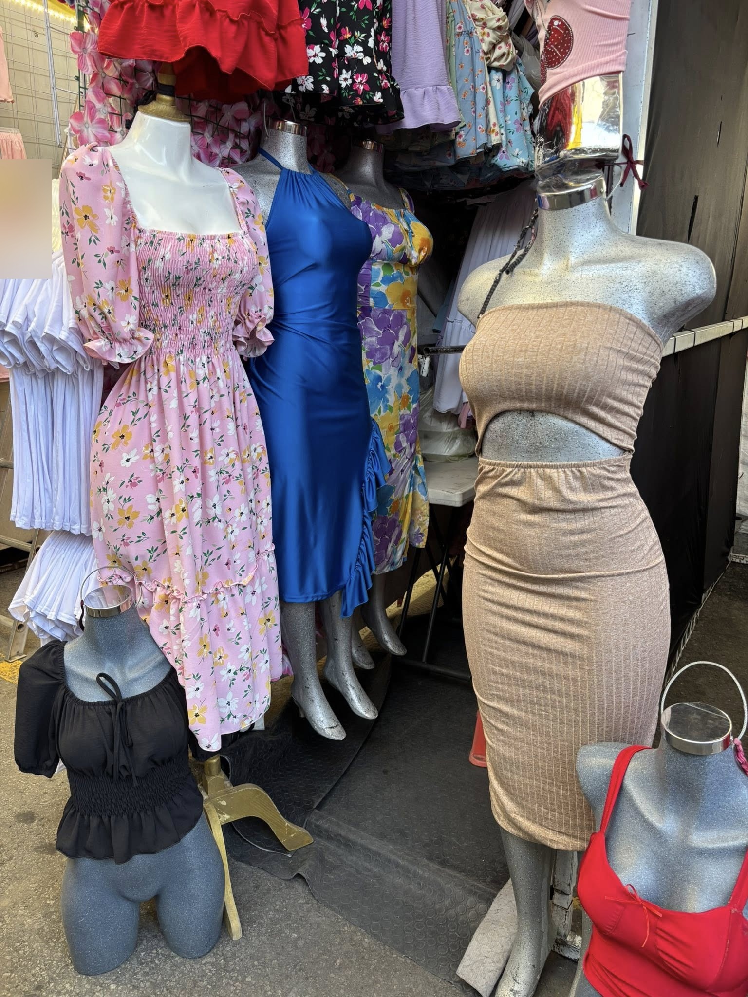 Vestido midi strapless canalé con abertura en la cintura