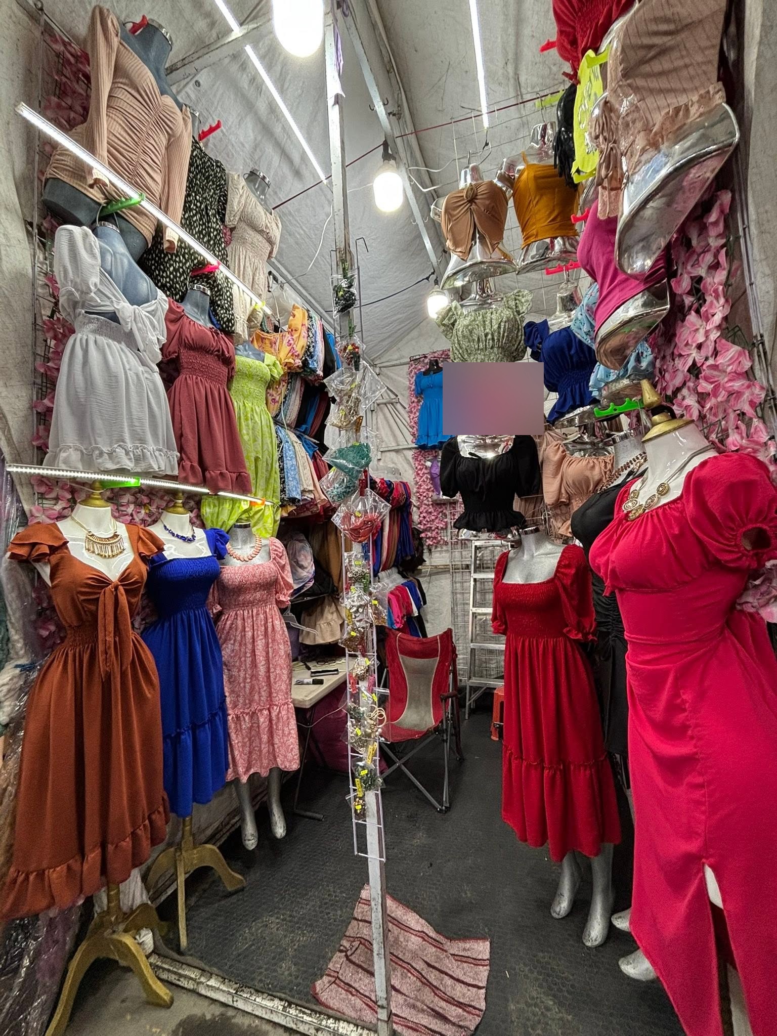 Vestido midi con escote V, moño al frente, manga corta y olán