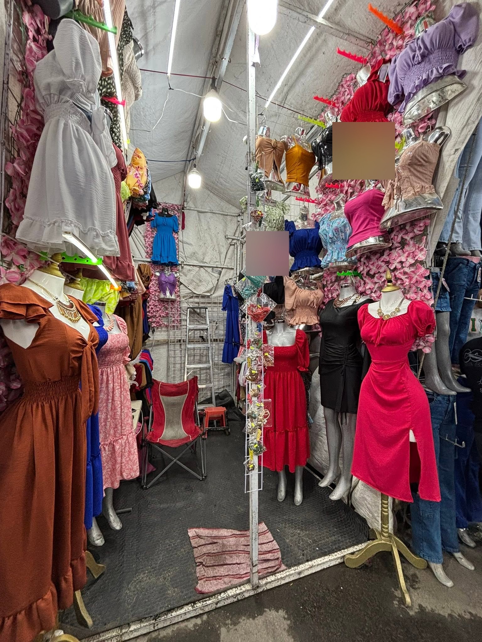 Vestido midi con escote V, moño al frente, manga corta y olán