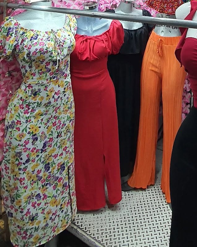 Vestido midi campesino de hombros descubiertos con abertura