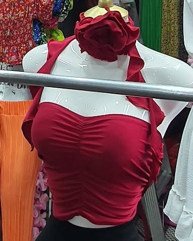 Top halter fruncido con flor en el cuello