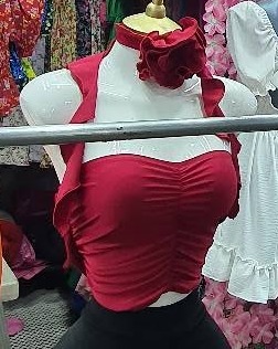 Top halter fruncido con flor en el cuello