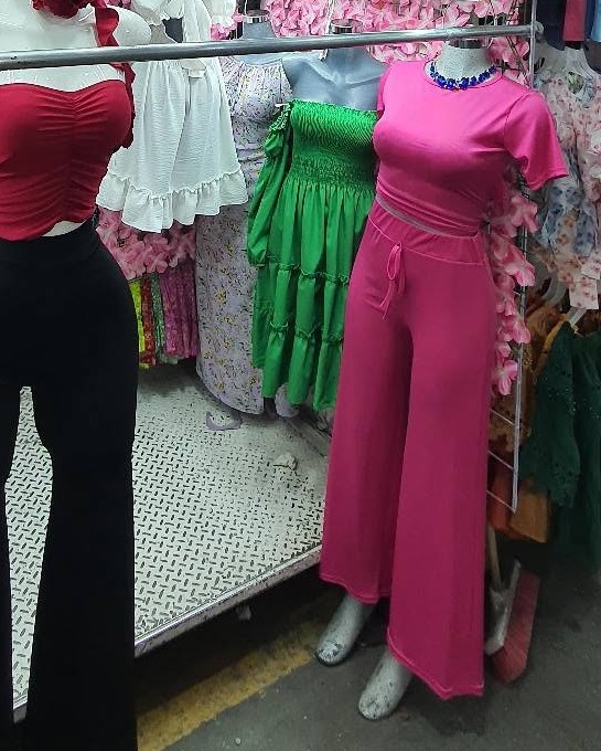 Conjunto de top corto de manga corta y pantalón acampanado