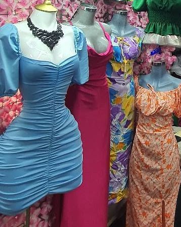 Vestido corto fruncido de manga abullonada con espalda de agujetas