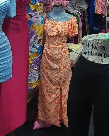 Vestido midi campesino de hombros descubiertos con abertura