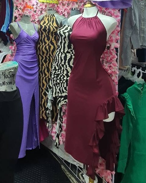 Vestido largo halter con olán en la abertura
