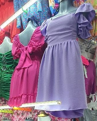 Vestido corto de escote recto con mangas de olán