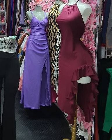 Vestido largo halter con olán en la abertura