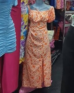 Vestido midi campesino de hombros descubiertos con abertura