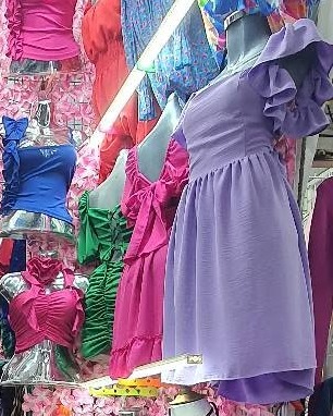 Vestido corto de escote recto con mangas de olán
