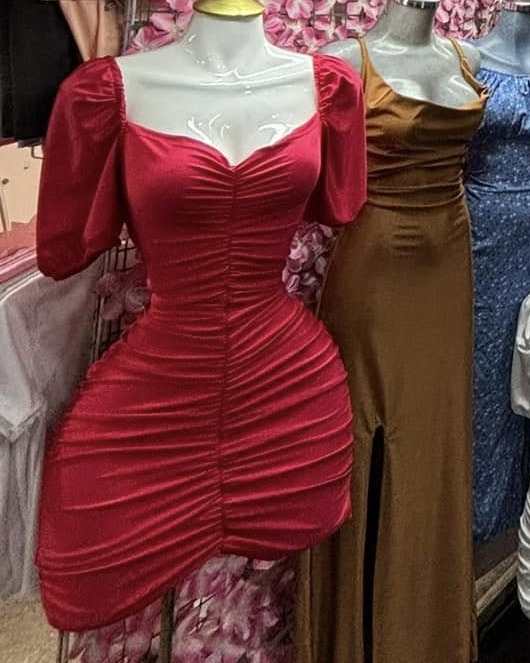 Vestido corto fruncido de manga abullonada con espalda de agujetas