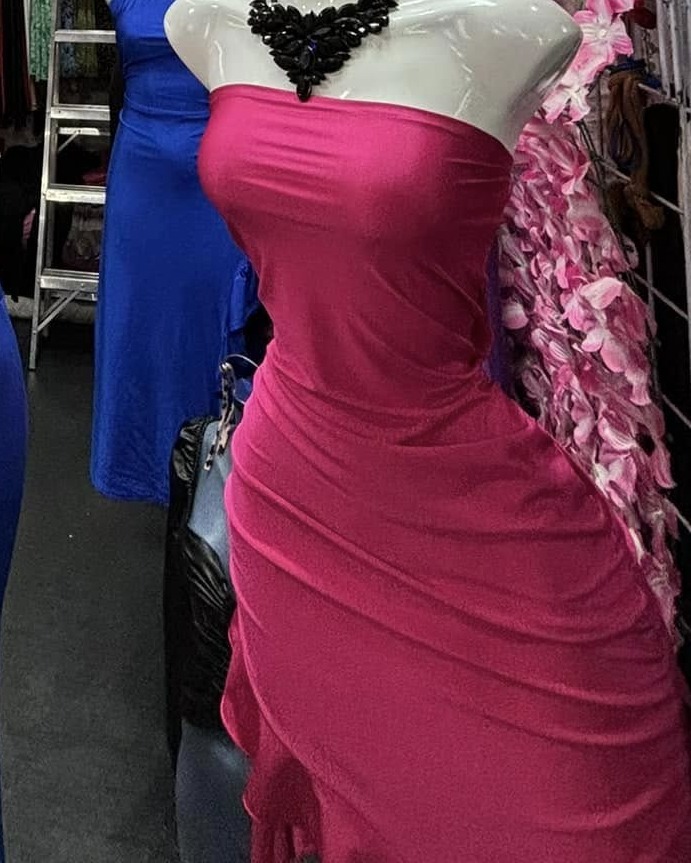 Vestido corto strapless fruncido con olanes asimétricos
