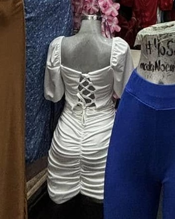 Vestido corto fruncido de manga abullonada con espalda de agujetas
