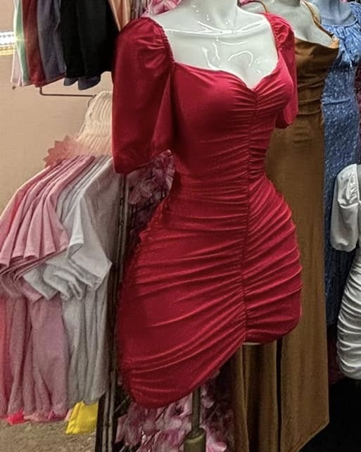 Vestido corto fruncido de manga abullonada con espalda de agujetas
