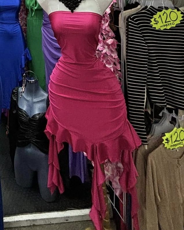 Vestido corto strapless fruncido con olanes asimétricos