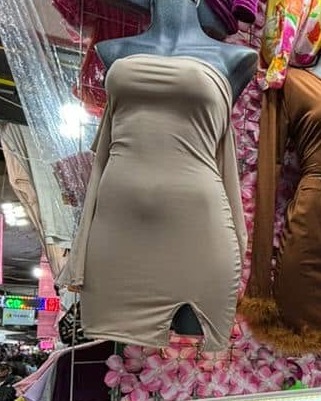 Vestido midi strapless canalé con abertura en la cintura