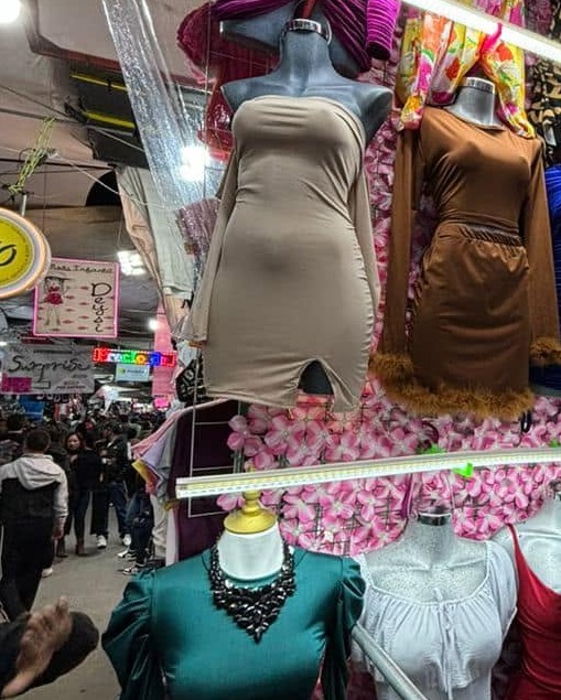 Vestido midi strapless canalé con abertura en la cintura