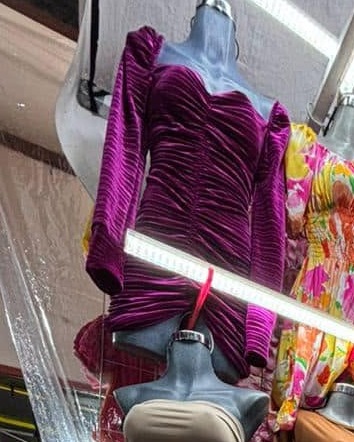 Vestido corto de terciopelo plisado con escote corazón y manga larga