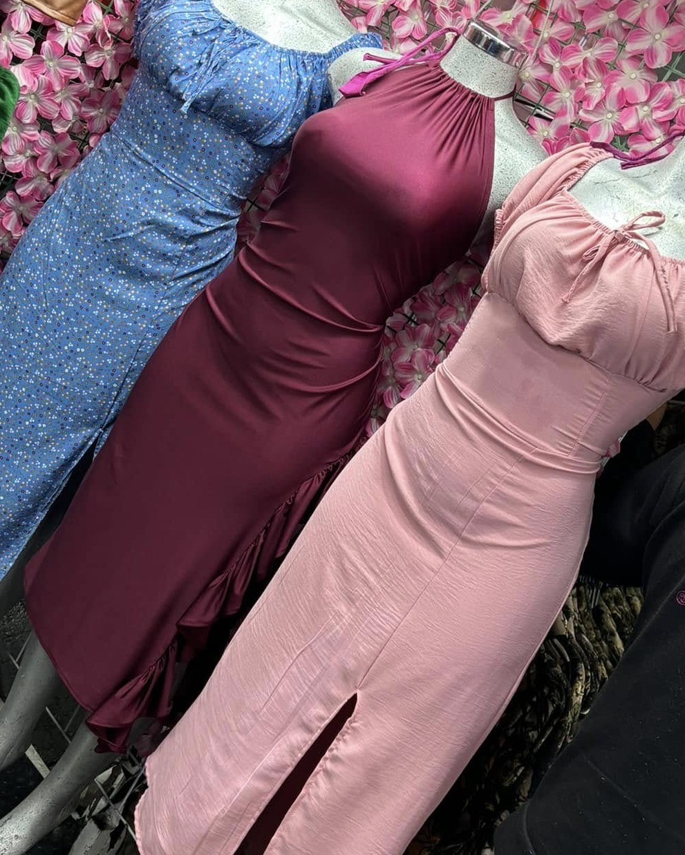 Vestido midi satinado halter fruncido con abertura