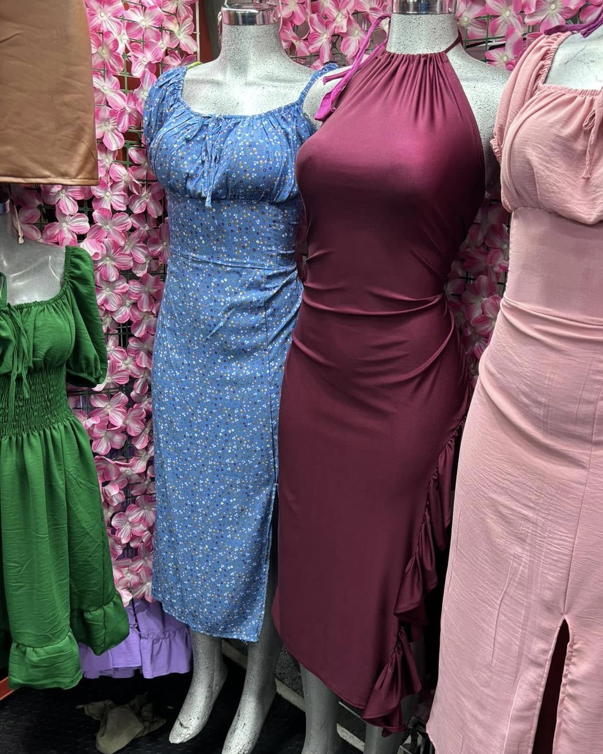 Vestido midi de tirantes con busto fruncido y olanes