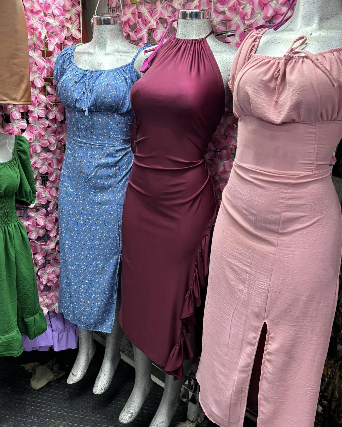 Vestido midi satinado halter fruncido con abertura