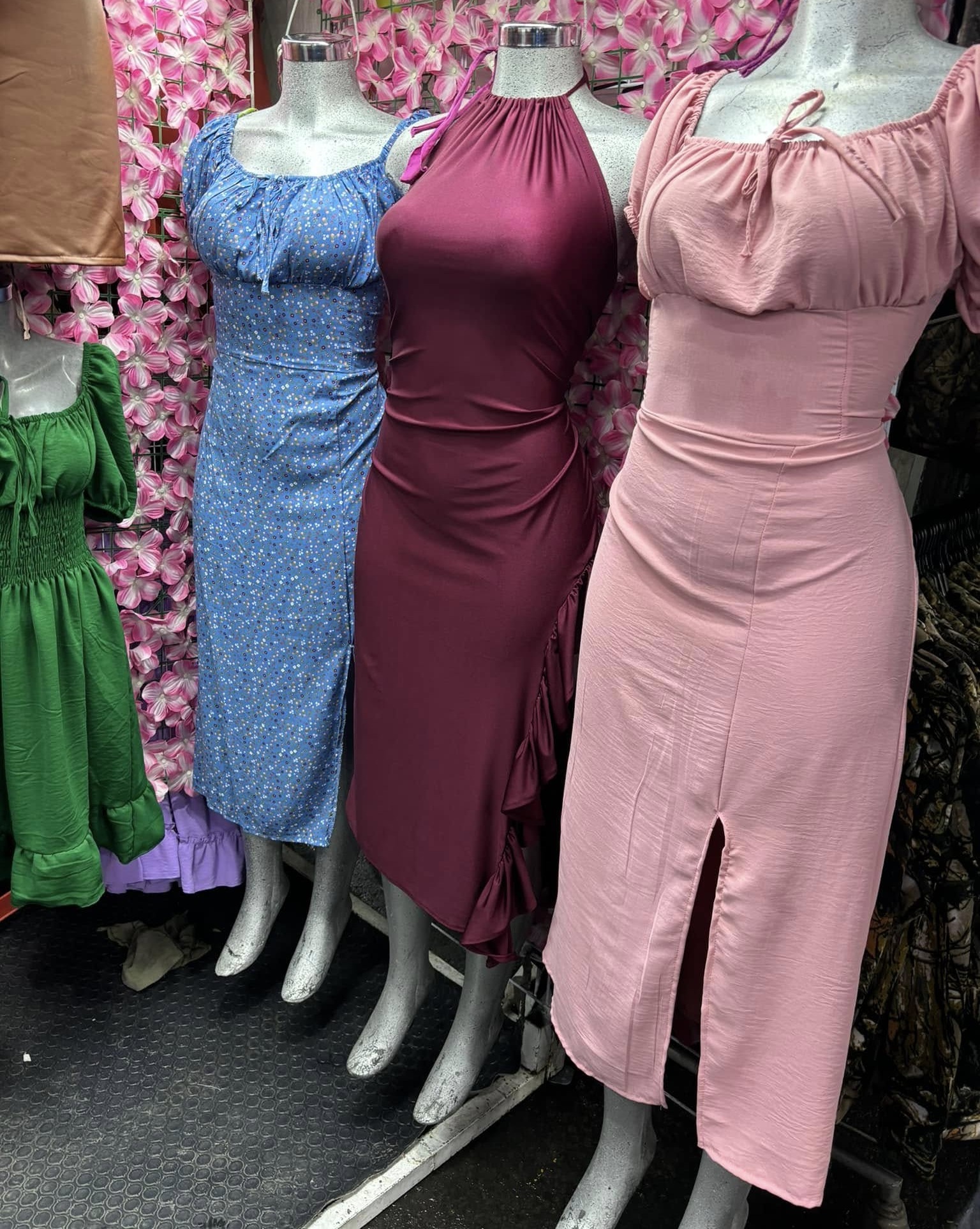 Vestido midi con escote cuadrado, manga corta abullonada y abertura
