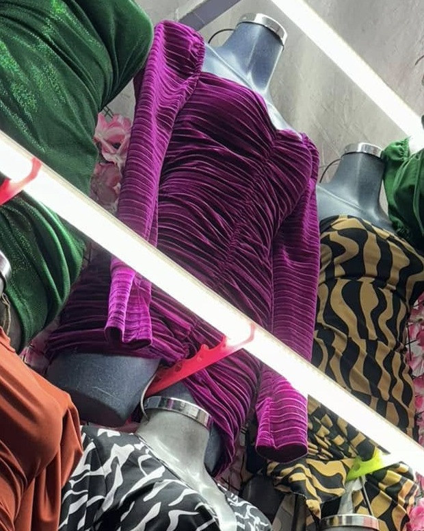 Vestido corto de terciopelo plisado con escote corazón y manga larga