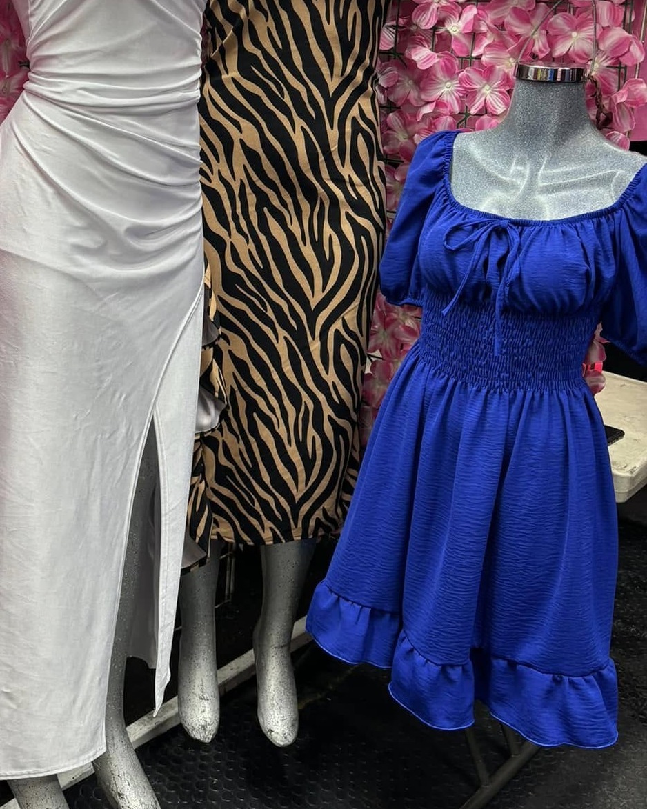 Vestido corto campesino fruncido con manga abullonada y olán