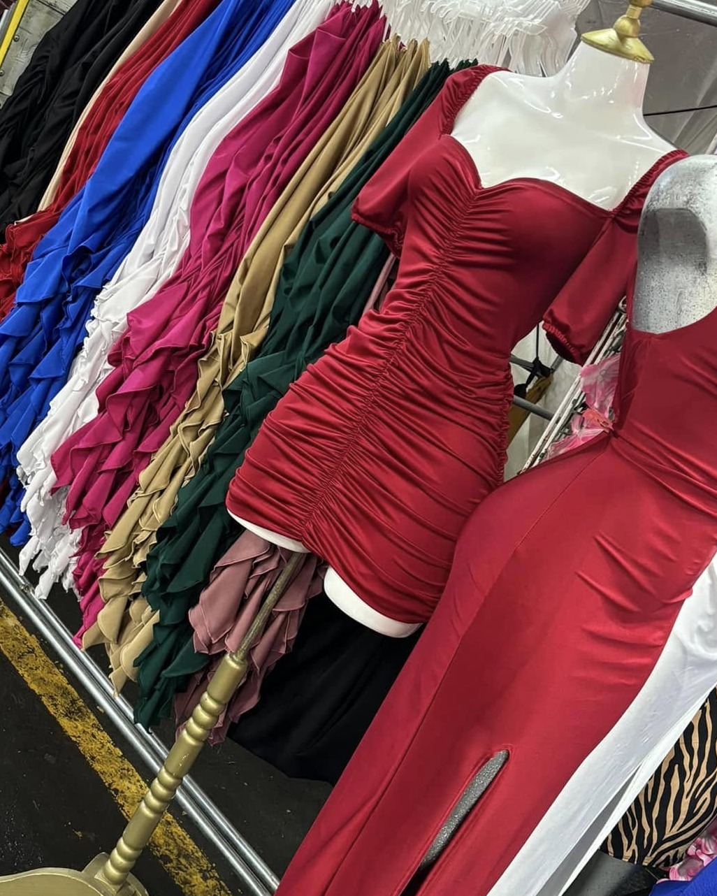 Vestido corto fruncido con escote corazón y manga larga