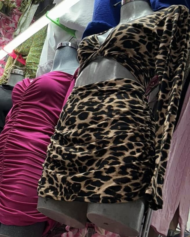 Vestido corto animal print fruncido