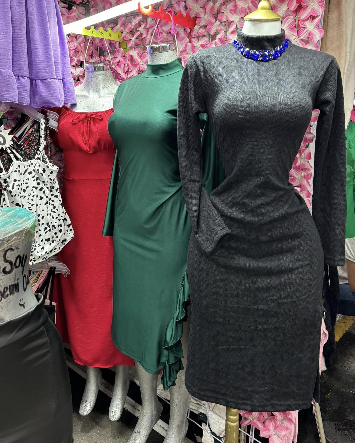 Vestido midi tejido de manga larga con abertura