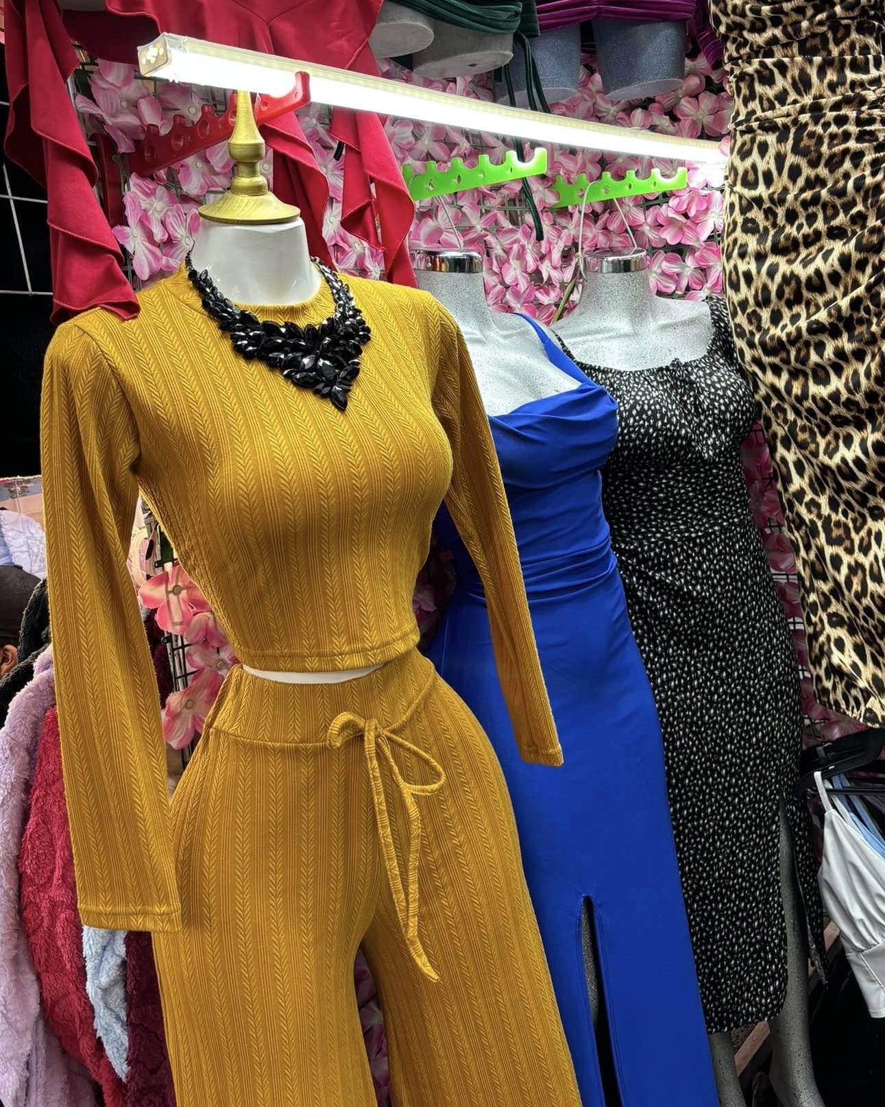 Conjunto tejido de top manga larga y pantalón amplio