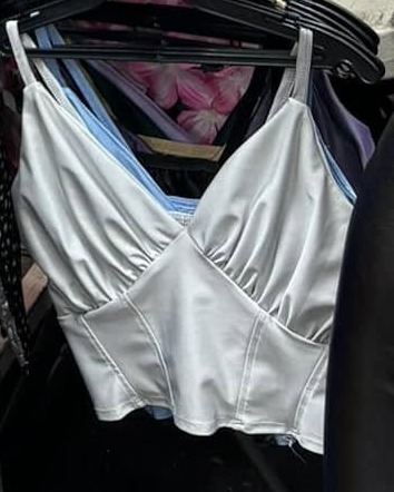 Top satinado tipo corset de tirantes con escote corazón